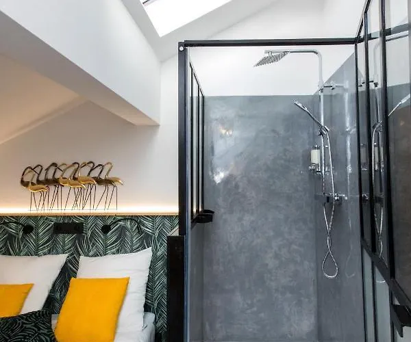 Duplex : 300m, Clim, Netflix Appartement